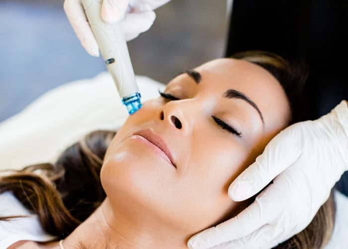 HydraFacial treatment process at Clinique en Beauté